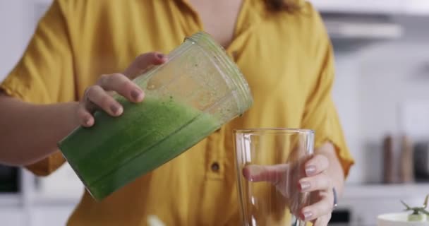 Handen Smoothie Blender Met Een Vrouw Keuken Voor Gezondheid Detox — Stockvideo