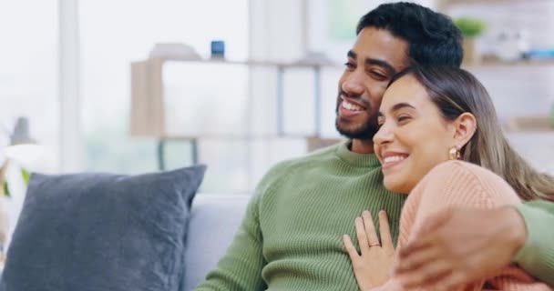 Šťastný Pár Obejmout Relaxovat Sledování Televize Pro Zábavu Nebo Zábavu — Stock video