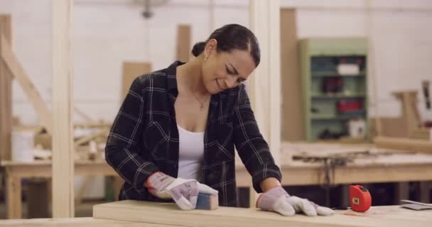 Kobieta Stolarz Uraz Nadgarstka Podczas Pracy Warsztacie Stolarskim Drewniany Pracownik — Wideo stockowe