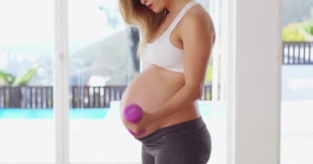 トレーニング ワークアウト 健康のための妊娠中の女性とダンベルとウェイトリフティング 健康とフィットネス スポーツ フォーカスのための母親と体重で運動 強いとパフォーマンス — ストック動画