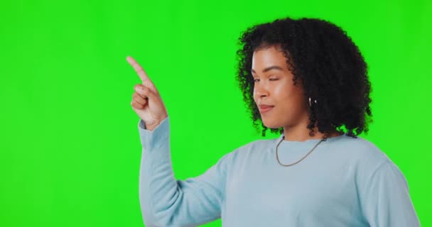 Γυναίκα Δείχνοντας Δάχτυλο Και Πράσινη Οθόνη Για Διαφημιστικό Χώρο Ανακοίνωση — Αρχείο Βίντεο