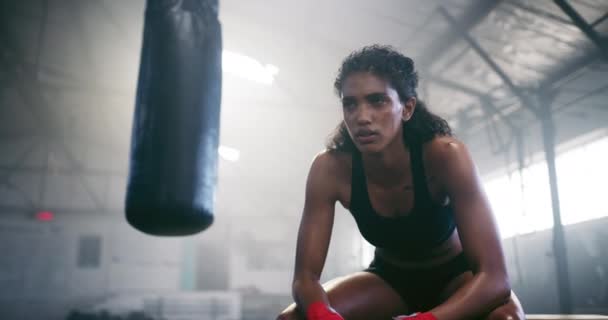 Cansado Boxeador Sudoración Fitness Niña Pensando Gimnasio Para Ejercicio Cardiovascular — Vídeo de stock