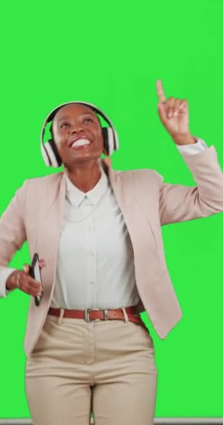 Fekete Táncol Mobiltelefon Fejhallgató Zöld Képernyőn Zenét Hallgatni Szórakoztató Ritmus — Stock videók