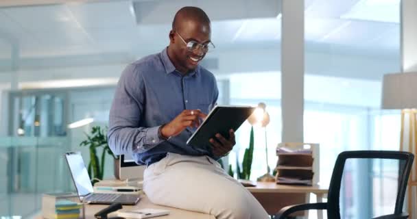 Smile Business Black Man Office Tablet Web Design Ideas Online — Stock Video