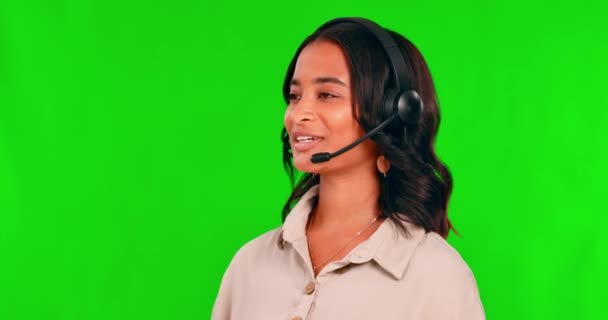 コールセンター カスタマーサービス 笑顔で緑の画面にヘッドセットを持つ女性 アフリカ人の代理人又はコンサルタントとして Crm セールスサポート及びテレマーケティングについて語る顔又は助言 — ストック動画