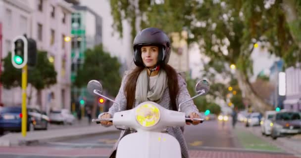 在城市里旅行 开车和骑摩托车的妇女 包括通勤 交通和旅行 道路旅行 自由和安全 交通和车辆骑自行车的女司机 — 图库视频影像