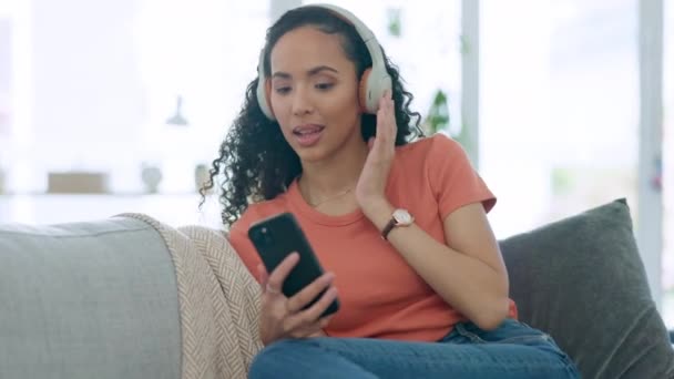 Música Smartphone Mujer Con Auriculares Sofá Para Relajarse Relajarse Divertirse — Vídeo de stock