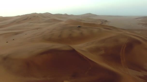 Drone Deserto Auto Nel Paesaggio Sabbia Dubai Tramonto Bellezza Della — Video Stock