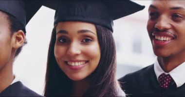 Öğrenim, mezuniyet ve üniversitedeki bir kadının yüzüyle başarı, eğitim ve burs için gülümseme. Başarı, sertifika ve mezuniyet için öğrenci portresi olan üniversite, gelecek ve diploma.