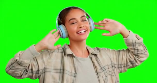 스튜디오 배경에 고립된 화면에 음악을 여자가 미소를 지으며 얼굴을 그린다 — 비디오