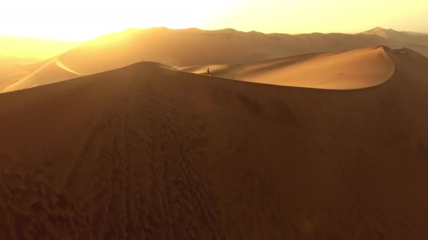 Tramonto Drone Passi Con Uomo Nel Deserto Escursioni Avventura Libertà — Video Stock