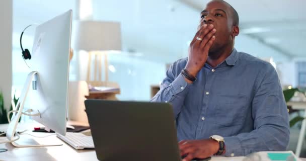 Laptop Gähnen Und Dehnen Mit Einem Schwarzen Geschäftsmann Bei Der — Stockvideo