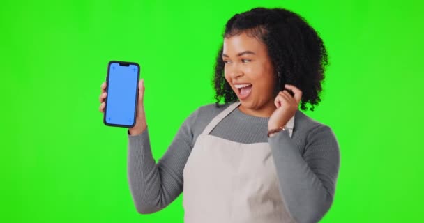 Γυναίκα Χαρούμενος Και Δείχνοντας Στο Tablet Για Διαφήμιση Mockup Chroma — Αρχείο Βίντεο