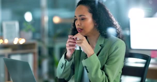 Notte Lavoro Donna Starnutiscono Ufficio Burnout Con Stress Scadenza Gestione — Video Stock