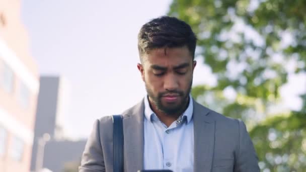 Business Mand Telefon Tekst Glad Indisk Person Med Gps Sociale – Stock-video