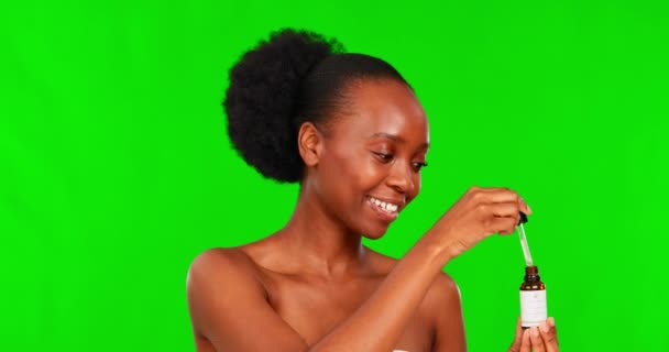 美容液 黒の女性とスキンケアとエッセンシャルオイルと緑の画面 コラーゲンおよびヒアルロン酸を含むアフリカの女性モデルを用いた化粧品 ドロッパーおよび皮膚科治療 — ストック動画