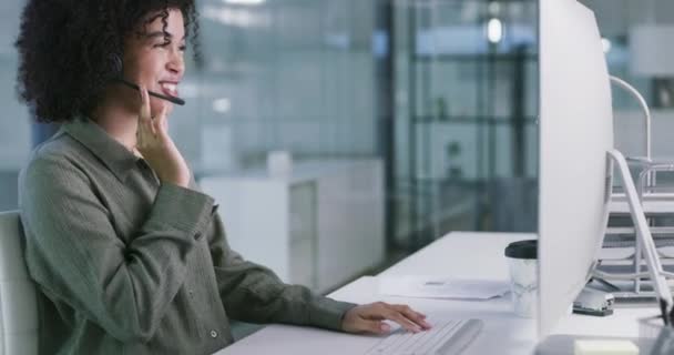 Müşteri Hizmetleri Masasındaki Mutlu Kadın Bilgisayarla Ilgili Yardım Tavsiye Crm — Stok video