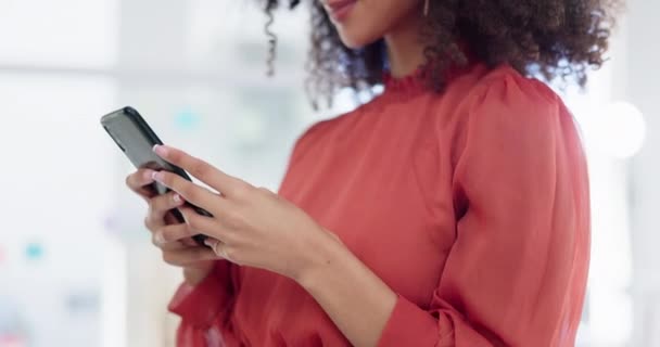 Negócios Close Mulher Com Smartphone Digitação Rede Para Mídias Sociais — Vídeo de Stock