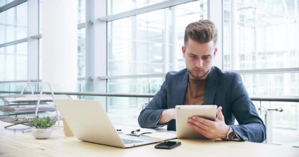 Üzleti Komoly Ember Tabletta Íróasztalnál Laptoppal Tervezéshez Weboldal Kutatáshoz Pénzügyi — Stock videók