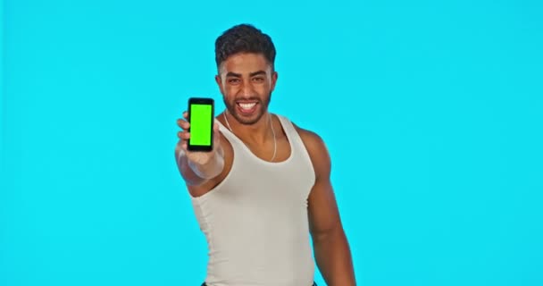 Twarz Zielony Ekran Człowiek Telefonem Wskazującym Studio Niebieskim Tle Komórka — Wideo stockowe