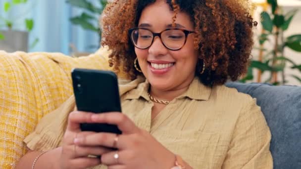 Funny Phone Black Woman Laughing Sofa Social Media Text Meme — Stock Video