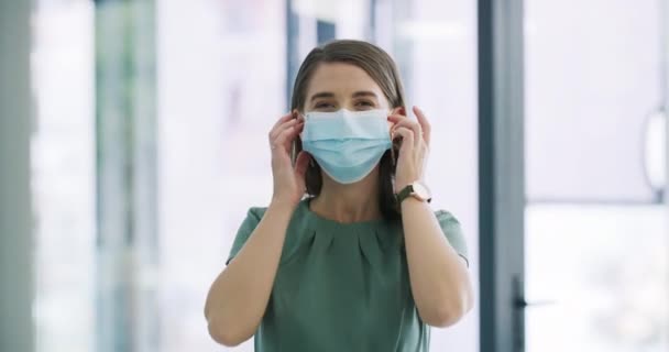 Usuwanie Maski Kobiecej Twarzy Pracownika Biurowego Uśmiechem Końca Pandemii Pracownik — Wideo stockowe