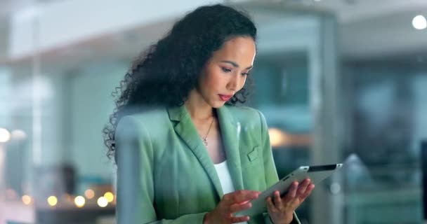 Tablet Vision Søgning Med Sort Kvinde Kontoret Natten Projekt Deadline – Stock-video