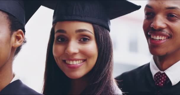 为了成就 教育和学业 在大学里与女性面对面地学习 毕业和微笑 未来和文凭 附有成功学生的肖像 证书和研究生 — 图库视频影像