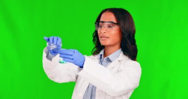 Bilim, kadın ve kimyasal işlemler, yeşil ekran ve bilim adamının krom uzayı. Kimya gelişimi ve çözümü olan bir kadının biyolojik güvenliği, sıvı testi ve laboratuvar çalışması.