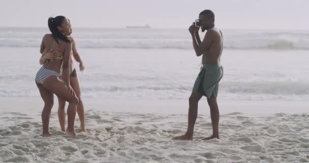 Playa Fotógrafo Amigos Con Signo Paz Mar Para Libertad Viajes — Vídeo de stock