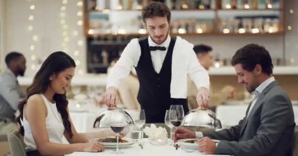 Toast Kelner Jedzeniem Lub Para Restauracji Aby Uczcić Szczęśliwą Rocznicę — Wideo stockowe