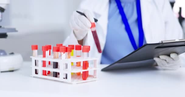 Wissenschaftlerin Klemmbrett Und Blutteströhrchen Für Forschungsinspektionen Impfstoffdaten Und Checkliste Labor — Stockvideo