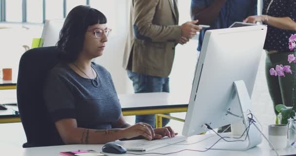 Bilgisayar Araştırmacı Kadın Veya Programcı Ofiste Siber Güvenlik Uygulama Kodlama — Stok video
