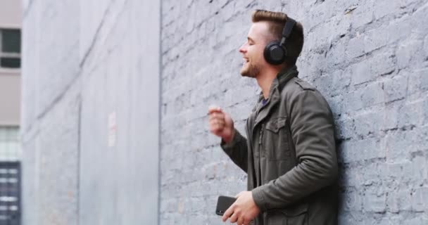 Mann Streamt Und Hört Musik Über Kopfhörer Oder Hochwertigen Handysound — Stockvideo