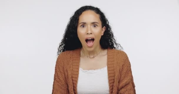 Szczęśliwa Kobieta Niespodzianka Studio Twarz Podekscytowanym Uśmiechem Brawa Wow Mody — Wideo stockowe