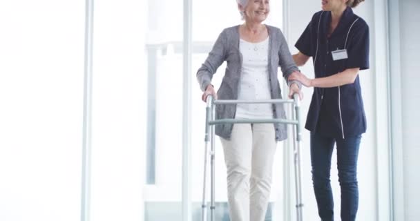 Walker Ancianos Una Enfermera Con Una Mujer Para Rehabilitación Caminando — Vídeos de Stock