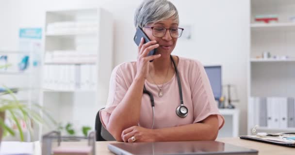 Τηλέφωνο Γυναίκα Γιατρός Χαμόγελο Υγειονομική Περίθαλψη Επικοινωνία Στο Χώρο Εργασίας — Αρχείο Βίντεο