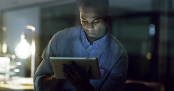 情報技術 夜にタブレットとビジネスマンやオフィスで遅く動作しています ソーシャルネットワークまたは接続 アフリカの男性労働者はデジタルデバイスで電子メールを書く — ストック動画