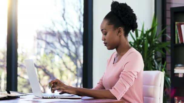 业务经理 在笔记本电脑上工作的黑人妇女 从事网络 通信或公司报告或时间表的工作 首席执行官或研究分析 输入电子邮件或网站Kpi数据分析的工作人员 — 图库视频影像