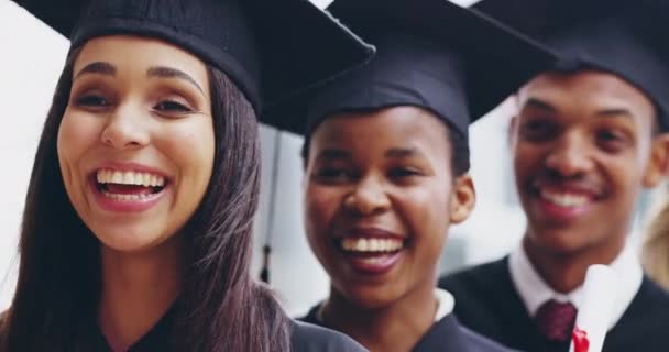 大学学生的教育 毕业和面对学习 奖学金和未来 知识和大学 人们嘲笑学院的活动 证书和骄傲 — 图库视频影像