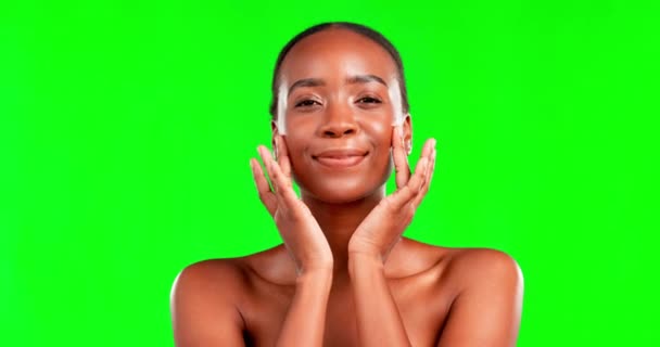 スキンケア 化粧品 皮膚科のスタジオで顔と黒の女性の美しさ 滑らかな顔 セルフケアモックアップと笑顔で肌の輝きのための審美的な女性モデル緑の画面の肖像画 — ストック動画