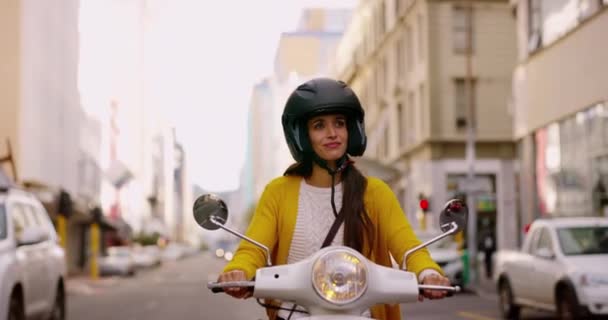 旅行和妇女骑摩托车在城市的通勤 交通和旅行 道路旅行 自由和安全 交通和摩托车的女司机在街上骑自行车 — 图库视频影像