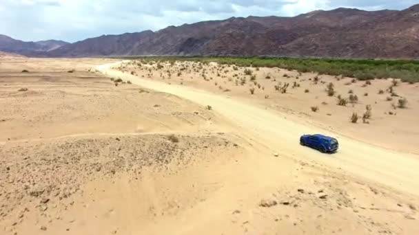 Reis Zand Woestijn Met Vrachtwagen Onverharde Weg Van Het Platteland — Stockvideo