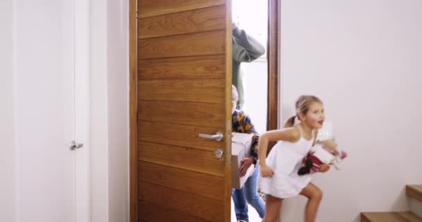 Niños Corriendo Escaleras Arriba Entusiasmados Con Casa Nueva Movimiento Chico — Vídeo de stock