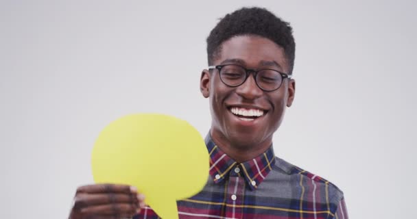 肖像画 スピーチバブルとソーシャルメディア 通信と白地にモックアップスペースの黒人男性 フィードバックチャットでのニュース発表を持つ幸せな男性 — ストック動画
