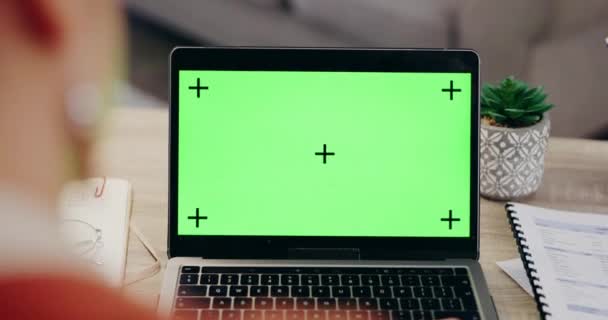 Laptop Zielony Ekran Chromakey Kobietą Pracy Aplikacji Domowej Strony Internetowej — Wideo stockowe