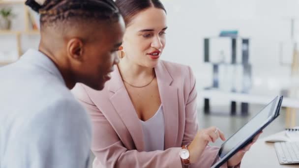 タブレット 会話やビジネスの人々のコラボレーション プロジェクト分析に関するコンサルティングやチームワーク パートナーシップチーム ディスカッション 黒人男性 女性またはメンターが従業員のオンボーディングプロセスを説明 — ストック動画