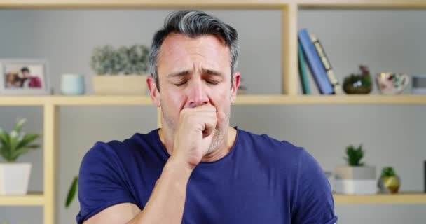 Зрелый Человек Кашлем Больной Вирусом Лихорадкой Аллергия Болезни Проблемы Дыханием — стоковое видео