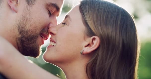 Park Liebe Und Paarkuss Mit Linsenschlag Für Bindung Romantik Und — Stockvideo