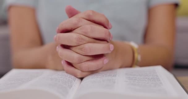 Nahaufnahme Bibel Und Hände Zum Gebet Spirituelle Praxis Und Anleitung — Stockvideo